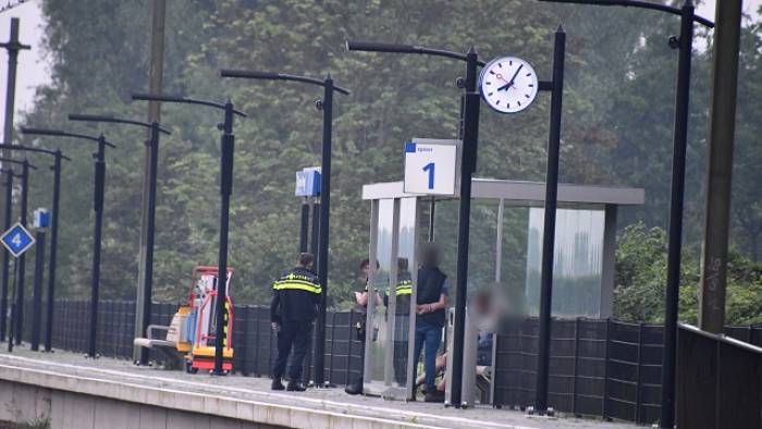 politie voert een gesprek op het perron