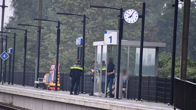 politie voert een gesprek op het perron