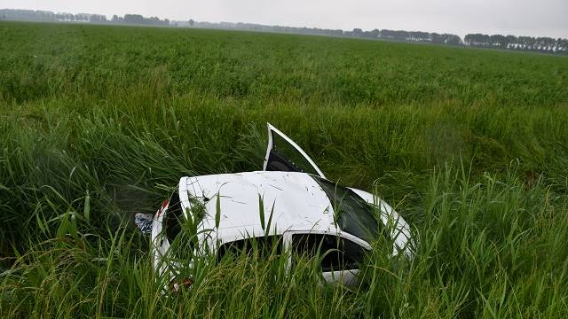 auto in de sloot bij Borssele