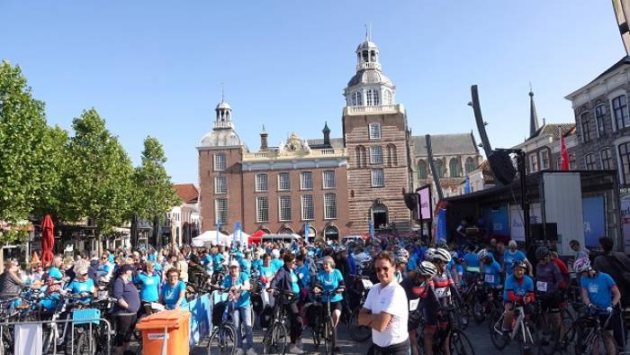 honderden deelnemers staan klaar voor de Ladies Night Ride 2024