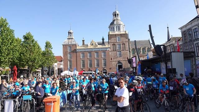 honderden deelnemers staan klaar voor de Ladies Night Ride 2024