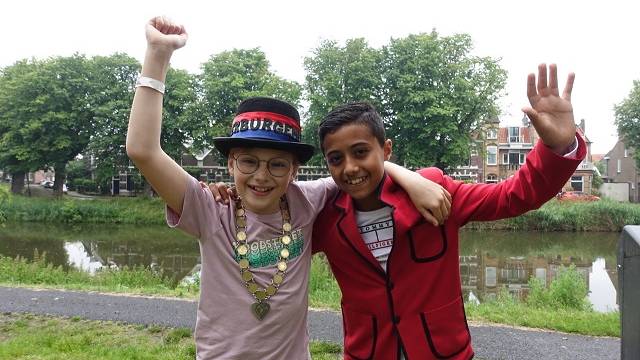 De nu nog zittende kinderburgemeester Joud Al Shatti (rechts) en zijn opvolger Thijmen Roskam.