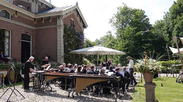 brassband Excelsior in de tuin van het Jachthuis