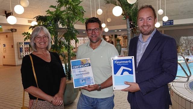 vlnr: Mariska Hol (Stichting Zwembadkeur), Bart van den Heuvel (directeur Omnium Sport & Recreatie) en wethouder Joost de Goffau