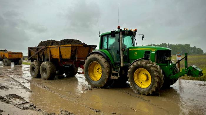 Een tractor rijdt in het natuurgebied Oosterschenge