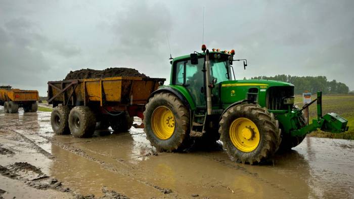 Een tractor rijdt in het natuurgebied Oosterschenge