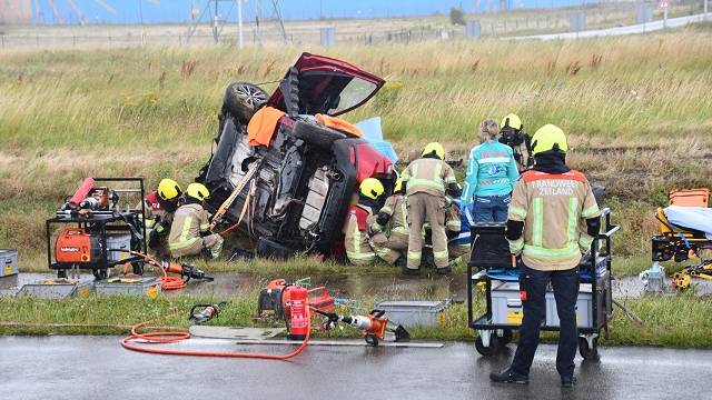 hulpverleners hadden een uur nodig om de bestuurder uit de auto te bevrijden