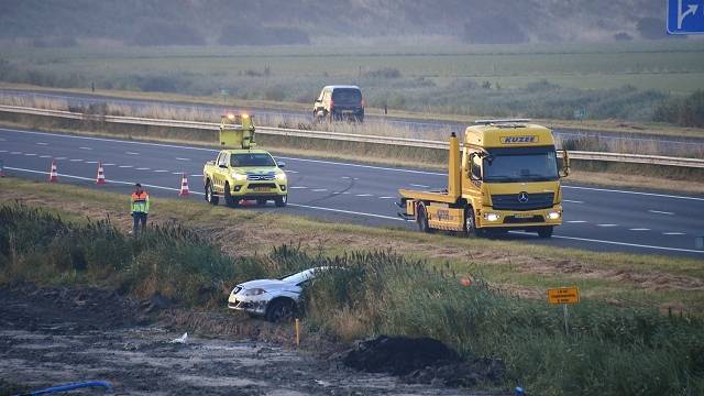 de auto raakte van de weg en kwam in de sloot terecht