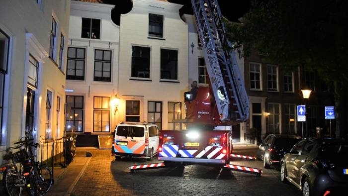 verwarde persoon op daken van woningen in Goes Centrum