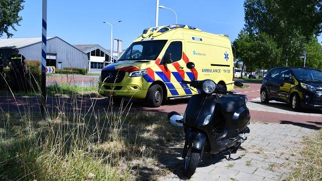 twee opzittenden van een snorfiets raakten gewond