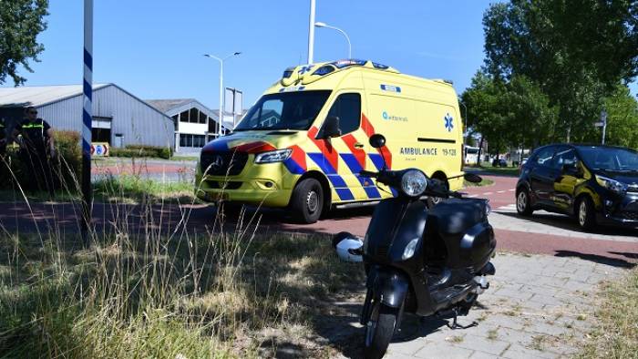 twee opzittenden van een snorfiets raakten gewond