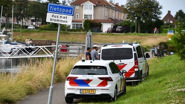 de duikers kwamen in de jachthaven in de problemen