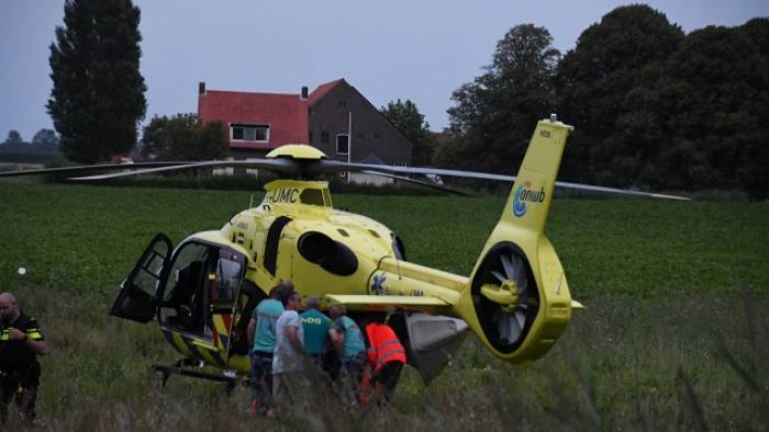 de zwaargewonde fatbiker wordt naar de traumahelikopter gebracht