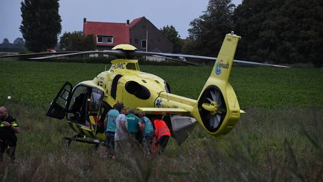 de zwaargewonde fatbiker wordt naar de traumahelikopter gebracht