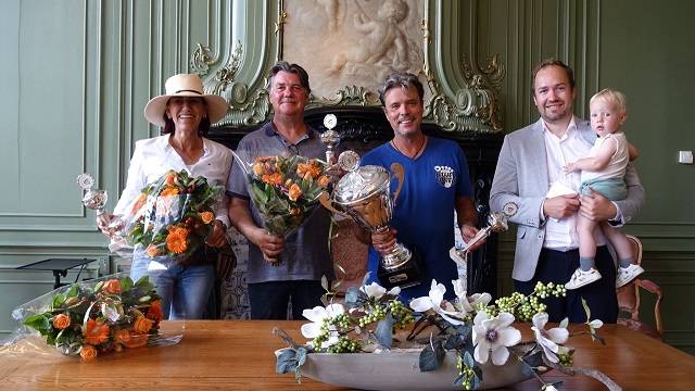 vlnr Milou Bazour, Frank Thyssen, John Gruter en Joost de Goffau met zoontje