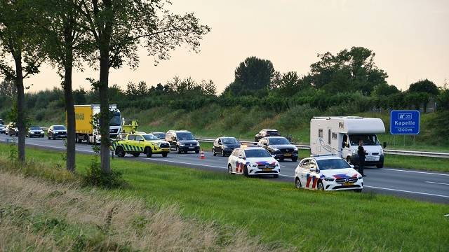 lange file als gevolg van het ongeluk op de A58 bij Kapelle