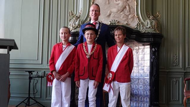 burgemeester Cees van den Bos met het nieuwe Kindercollege van de gemeente Goes