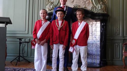 burgemeester Cees van den Bos met het nieuwe Kindercollege van de gemeente Goes