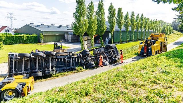 De gekantelde vrachtwagen