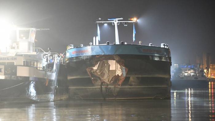 de zwaar beschadigde Duitse tanker Marten Deymann