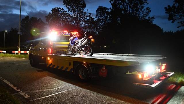 de motor is getakeld door een bergingsbedrijf