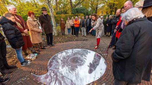 Kunstenares Bianca van Duyn geeft uitleg bij de Komma. Geheel links op de foto: kinderburgemeester Valentijn, naast hem wethouder Yvonne Maas.