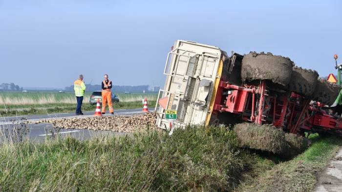 Aanhanger met aardappels gekanteld, Deltaweg afgesloten