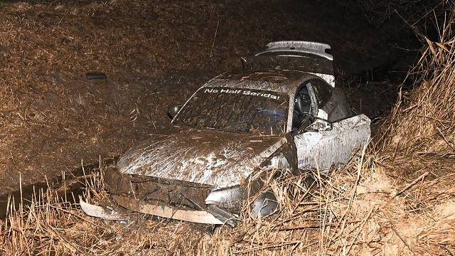 de gecrashte BMW in een sloot bij NIeuwdorp