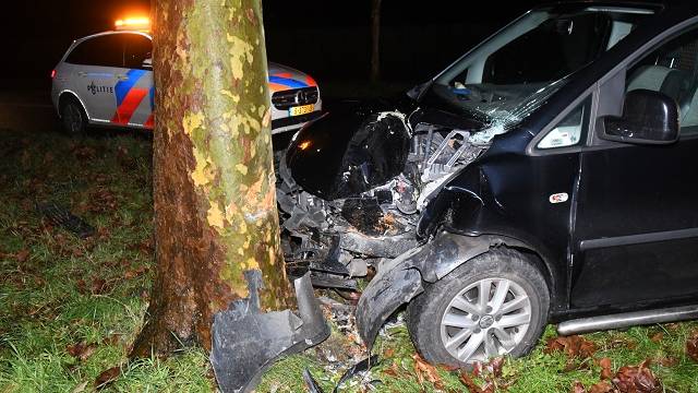 Bestelauto rijdt tegen boom langs de N671 bij Wemeldinge