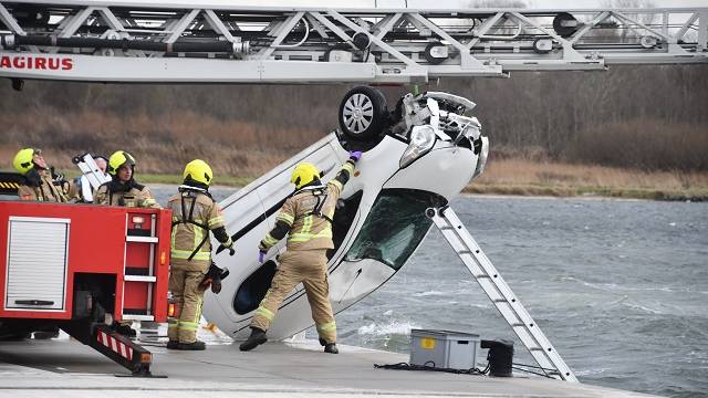 De auto wordt uit het Veerse Meer getakeld