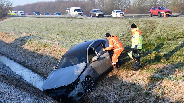 de gestrande BMW in een sloot langs de A58