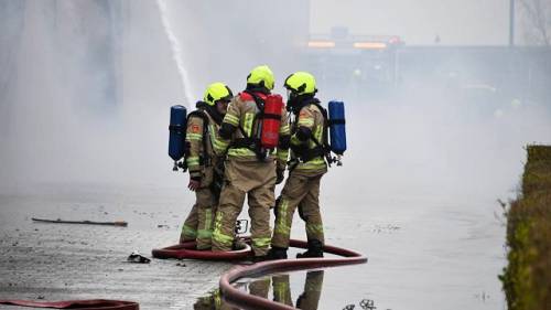 brandweerlieden bestrijden de brand aan de Pearyweg in Goes