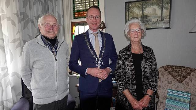 burgemeester Cees van den Bos op bezoek bij het echtpaar Jobse-van Beveren