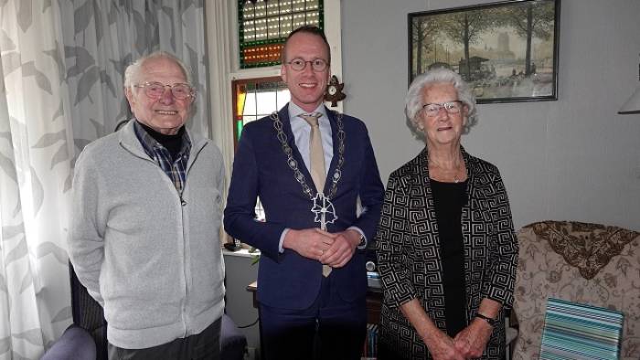 burgemeester Cees van den Bos op bezoek bij het echtpaar Jobse-van Beveren