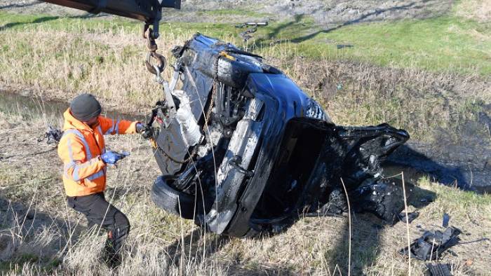 de zwaar beschadigde auto