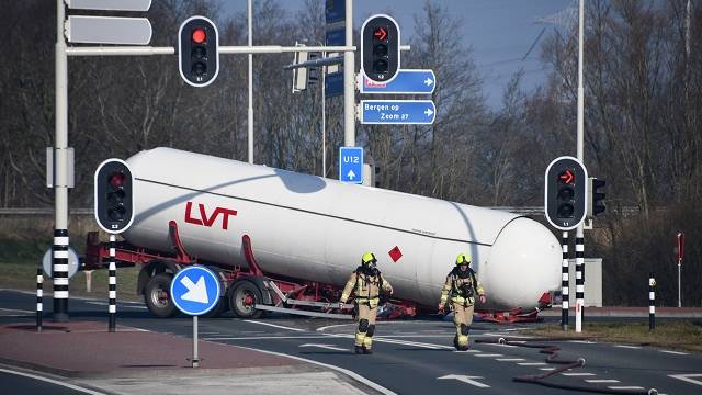 de lekkende tankwagen op de kruising bij Kruiningen