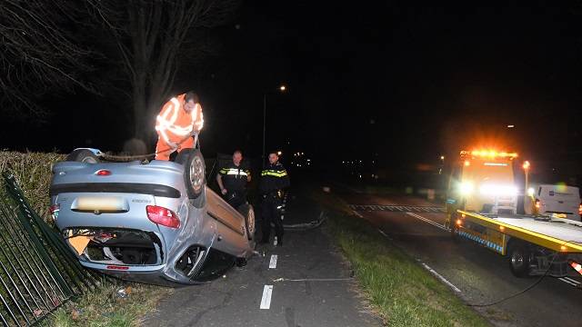 de zwaar beschadigde auto wordt afgesleept