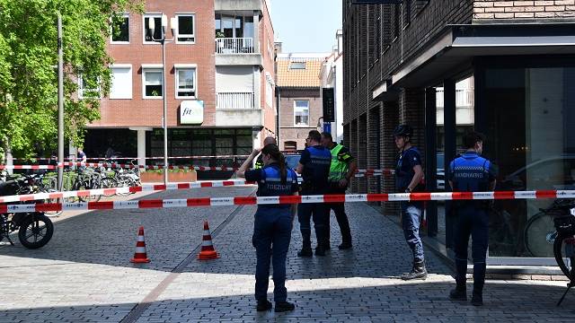 de politie heeft een ruime afzetting geplaatst op het Bleekveld