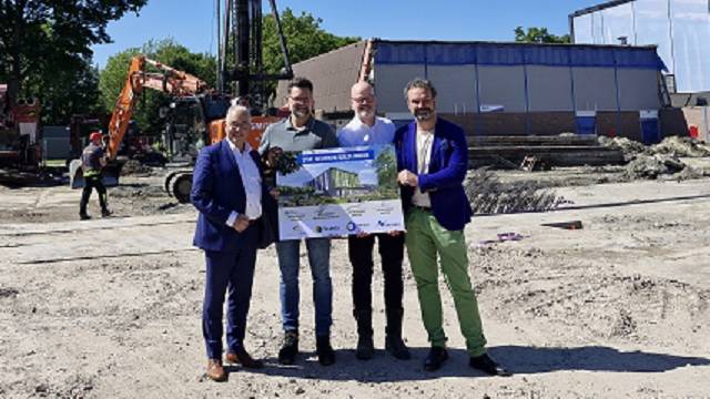 vlnr: wethouder Van der Reest, Omnium-directeur Bart van den Heuvel, aannemer Gert-Jan Vermeulen en collegelid bestuur Scalda Kees Nieuwenhuijse