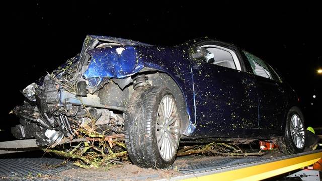 De zwaar beschadigde auto