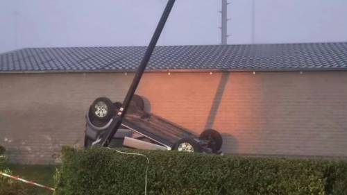 Auto over de kop in Heinkenszand, medische oorzaak