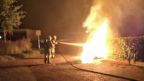 Felle brand in container bij school Heinkenszand