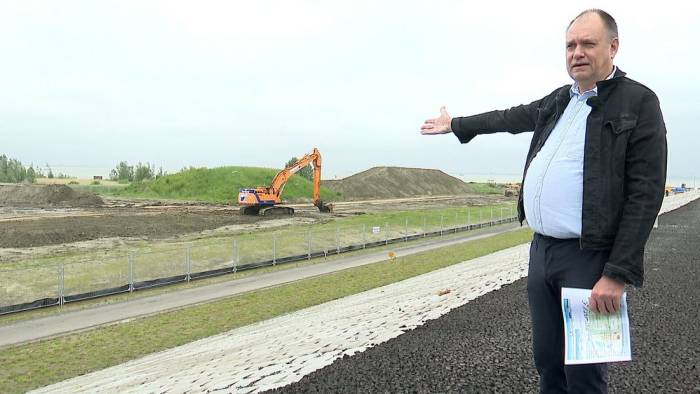 Bezorgde inwoner Kees Verburg wijst de plek aan waar het beloofde horecapaviljoen in Hansweert zou komen