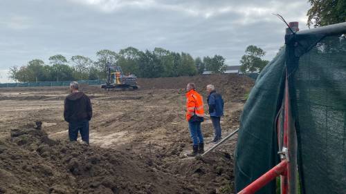 De begraafplaats wordt opgehoogd. In het midden Jacob Bouwman, rechts naast hem wethouder Witkam.
