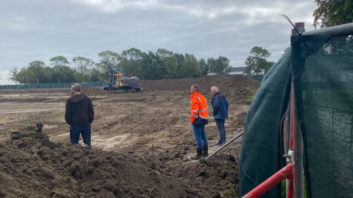De begraafplaats wordt opgehoogd. In het midden Jacob Bouwman, rechts naast hem wethouder Witkam.