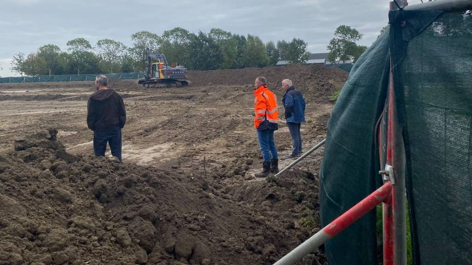 De begraafplaats wordt opgehoogd. In het midden Jacob Bouwman, rechts naast hem wethouder Witkam.