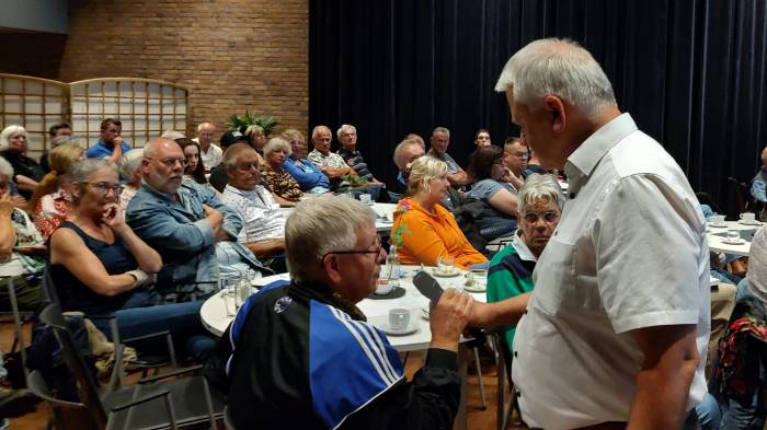 Bewoners stellen vragen over de coöperatie, tijdens de bijeenkomst van 29 juni