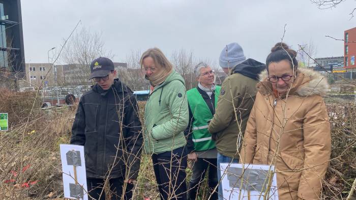 Wethouder Joan Veldhuizen (tweede van links) bekijkt de boompjes in de hub.