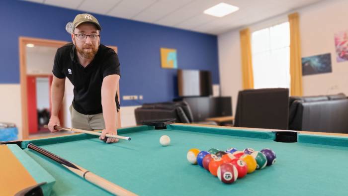 Jongerenwerker Stefan Koeman, achter de pooltafel in het jongerencentrum Kruiningen