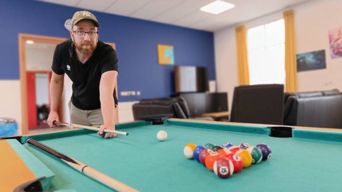 Jongerenwerker Stefan Koeman, achter de pooltafel in het jongerencentrum Kruiningen